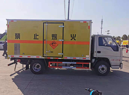 普兰店爆破器材运输车工人安全操作规范与智能技术保障