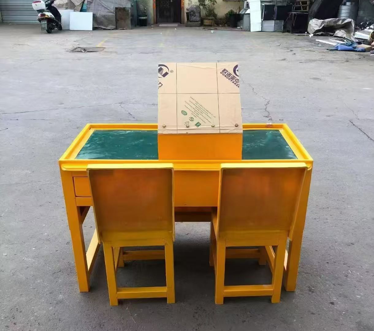 普兰店防静电导通桌井下煤矿火工品发放桌：危险品流转的安全守护者